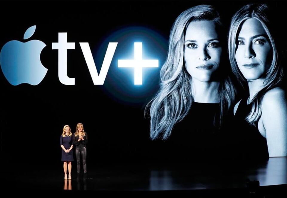 Trapper opp strømmekrigen: Med stjerner som Reese Witherspoon og Jennifer Aniston tar Apple opp kampen med Netflix, HBO og Disney om strømmekundene. Her de to skuespillerne under en større Apple-lansering av den nye tjenesten Apple TV+. Foto: Scanpix.