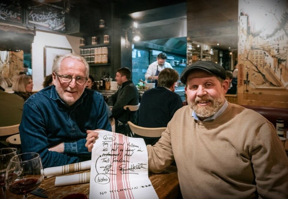 Åpner pop up-bistro: Kontrakten er i boks på servietten. Det blir bistro! Igjennom 10 episoder kan TV-seerne følge Eyvind Hellstrøm og Truls Svendsen mens de åpner pop up- bistro i Oslo. Foto: TV 2
