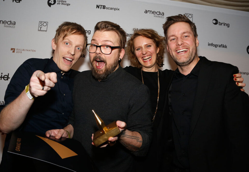 Vant Grand Prix: Det nye norske pass-designet, «Det norske landskap», av Neue Design Studio vant den mest høythengende prisen under årets Gullblyanten. Det passet bra for gjengen i Neue Design her ved partnerne Lars Håvard Dahlstrøm, Benjamin Stenmarck og Øystein Haugseth. I midten Monica Thuv fra kunden Politidirektoratet. Foto: Eivor Eriksen.