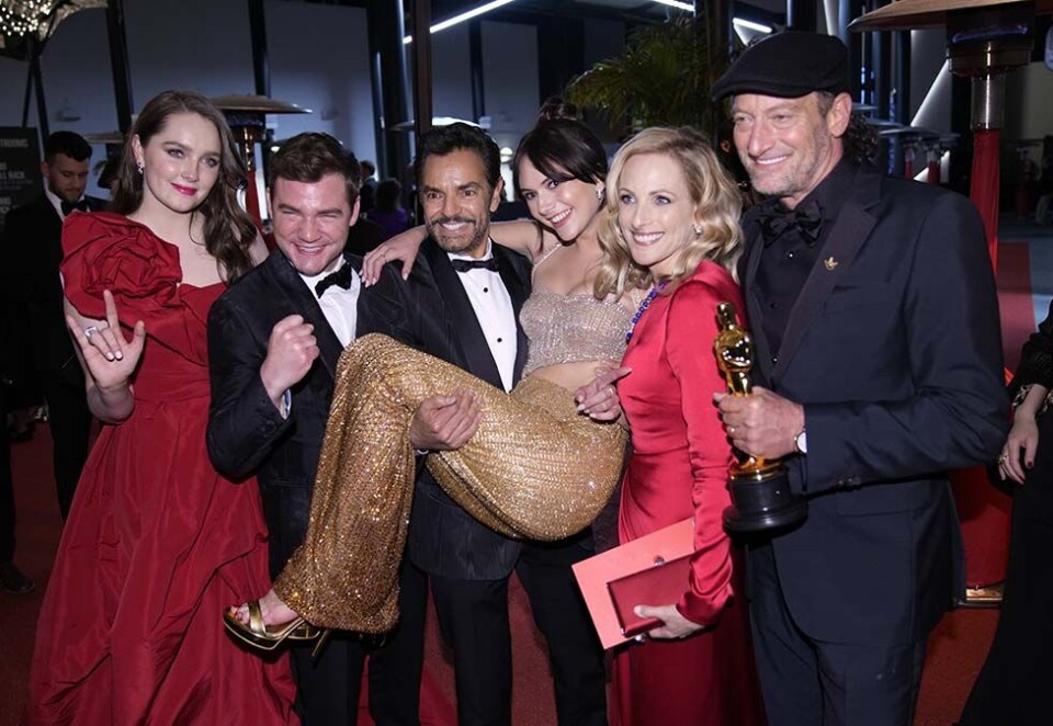 Historisk Oscar-pris: Apple skapte historie med filmen «Coda» på nattens Oscar-utdeling. Her er skuespillerne godt i gang med feiringen. Fra venstre: Amy Forsyth, Daniel Durant, Eugenio Derbez, Emilia Jones, Marlee Matlin og Troy Kotsur. Foto: AP Photo/John Locher