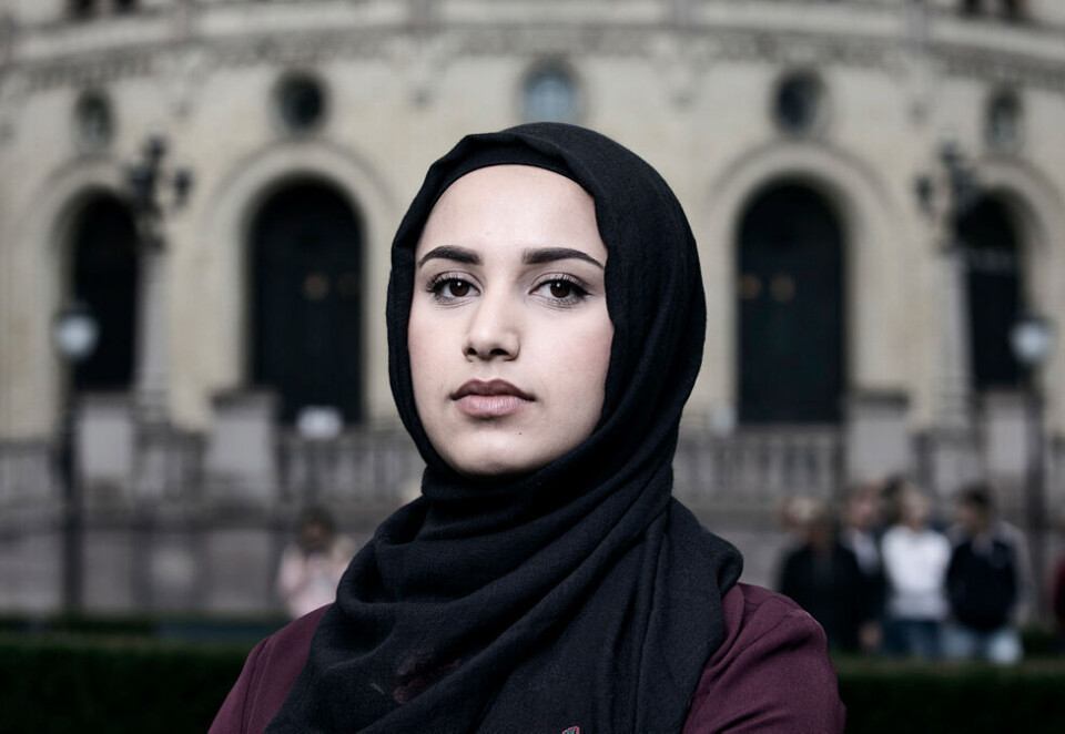 Stridens kjerne: Kringkastingsrådet har mottatt rekordmange klager på «Faten tar valget» på NRK, selv om programmet ikke har gått på lufta ennå. Mange av klagerne reagerer på at NRK har en programleder med hijab, når programleder Liv Kristin Sælmann i 2013 ikke fikk bære korssmykke rundt halsen i NRKs nyhetssendinger.
