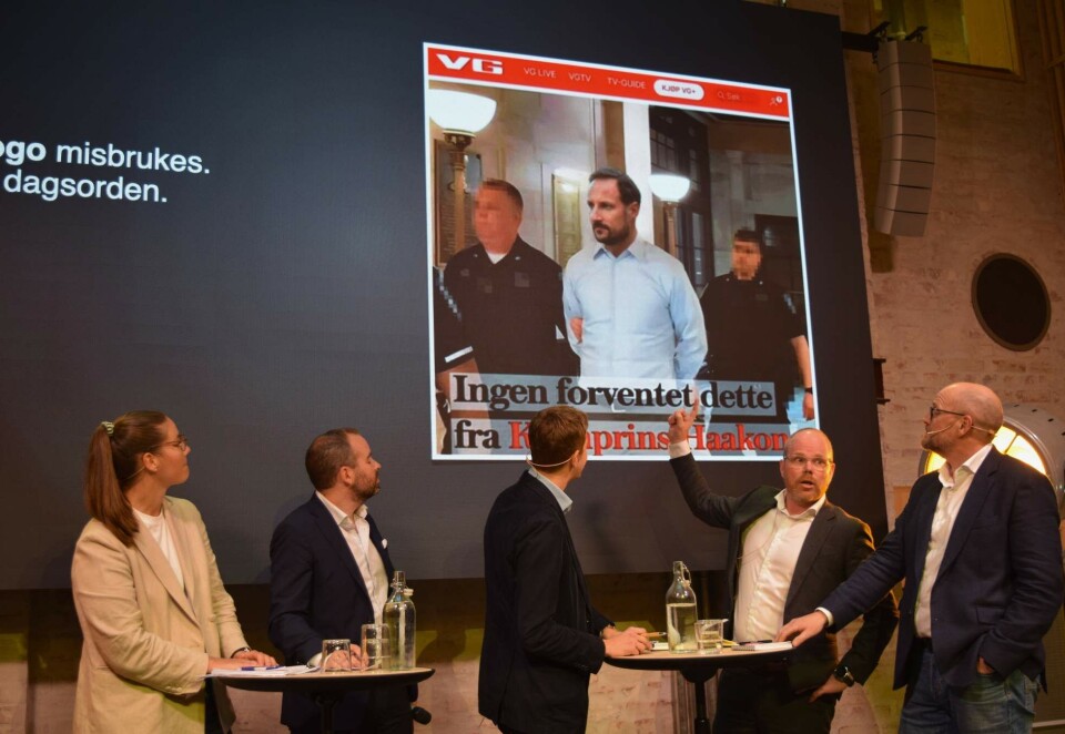 Reagerer på svindelannonser: VGs sjefredaktør Gard Steiro (nummer to fra høyre) utfordret Meta-topp Laura Karstens (ytterst til venstre), da Medie-Norge møtte teknologiplattformene på Pressens hus tirsdag. Bildet viser en falsk VG-artikkel som i realiteten er en svindelannonse. Foto: Dag Robert Jerijervi