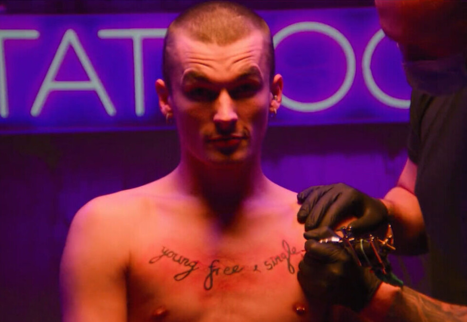 Ny kampanje, gammel tatovering: Tidligere «Ex On the Beach»-deltager Adrian Sellevoll fronter DNBs nye kampanje. Noen vil kanskje kjenne igjen tatoveringen fra en tidligere DNB-film.