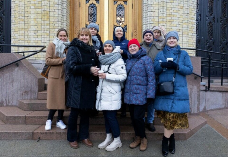 På besøk: MBL og gjestene fra Ukraina står klare utenfor Stortinget før de skal besøke stortingspresidenten. Foto: Eivor Eriksen