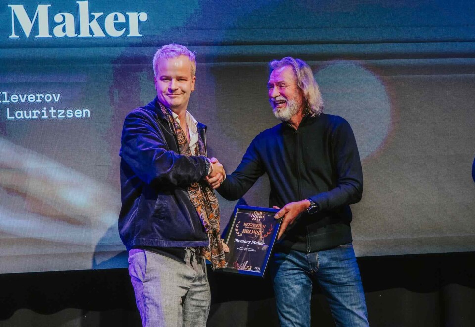 Mestvinnende kreatør: Syver Lauritzen hentet flere priser på Gullhaien 2025. Her får han overrakt en pris av juryleder Ivar Vereide. Foto: Nicolai Solbakk Willumsen
