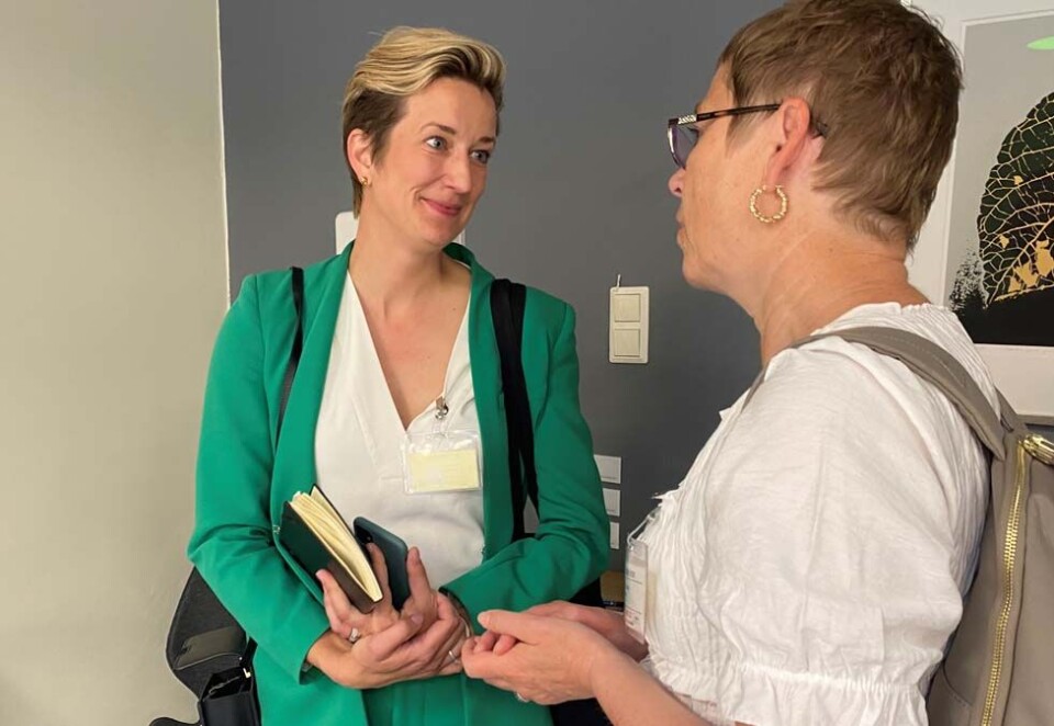 TikTok-topp;TIkTok var for første gang tilstede på Kulturdepartementets dialogmøte mellom teknologiselskapene og mediebransjen. Her den nordiske PR-toppen i TikTok, Charlotte Grahn, i samtale med Medietilsynets leder, Mari Velsand. Foto: Knut Kristian Hauger