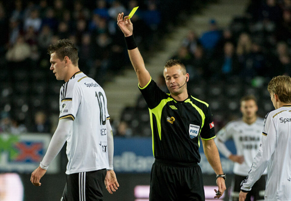 Ikke fornøyd: TV 2 vil ha søndagskamper med Rosenborg på TV 2 Zebra, men lykkes bare delvis med det i år. Her får Tomas Malec gult kort av Svein Oddvar Moen under en eliteseriekamp mellom Rosenborg og VIF på Lerkendal i fjor. Foto: Ned Alley / NTB scanpix