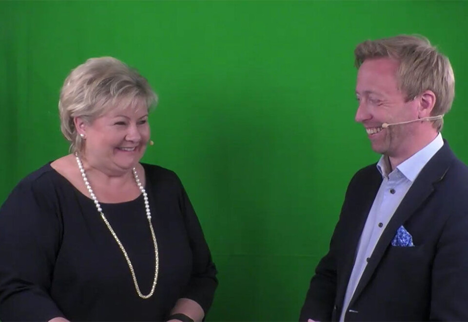 På direkten: Familien i Groruddalen aner ikke at Erna Solberg hører alt de sier fra en lastebil rett utenfor huset deres.