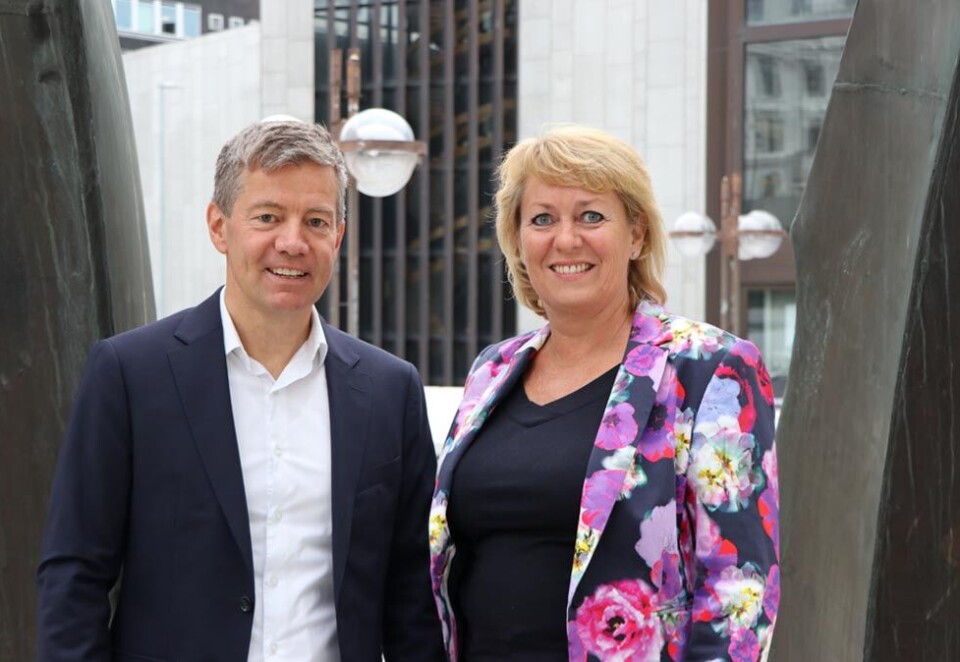 Best på kundeopplevelser: På et arrangement i regi av KPMG og Kampanje på Vika Kino i dag ble undersøkelsen «Norges beste kundeopplevelser 2019» presentert for en fullsatt sal. Her rådgiver Yngve Fjell sammen med årets vinner Vinmonopolet og deres nye sjef Elisabeth Hunter. Foto: Håkon Aune.