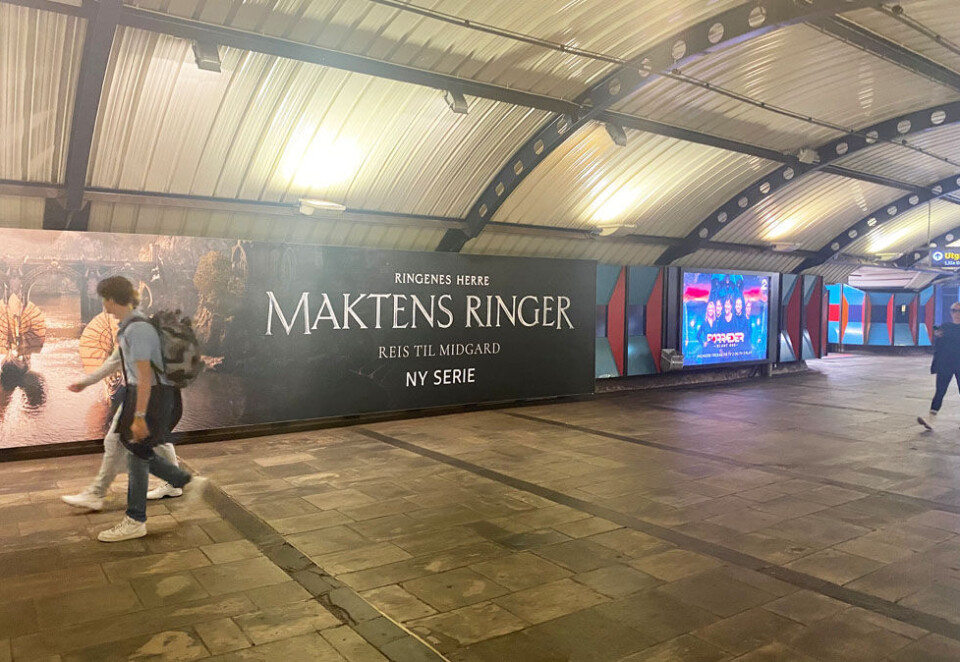 Reklamevinner: TV-kanalene og strømmetjenestene har mange programmer å markedsføre denne høsten, og det betyr at selskaper som Amazon og TV 2 teppelegger T-banestasjoner som Stortinget med reklame for sine store satsinger denne høsten. Årets store reklamevinner er nettopp utendørsselskapene. Foto: Knut Kristian Hauger.