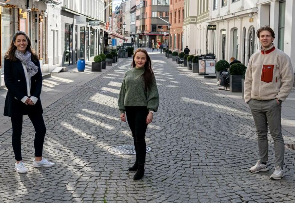Klare i ny jobb: Thea Bjerkan, Sara Myrvoll og Espen Skogheim er ansatt i Inbound. - Vi har aldri opplevd så mange og gode søkere som nå, sier daglig leder Tiril Gudevold Johansen. Foto: Inbound