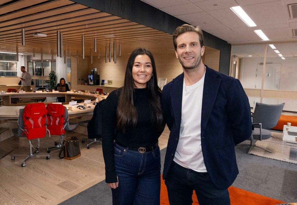 Karoline Hjelmeland er plukket ut av WAL for å være med på Schibsteds talenprogram. Her med leder for byrå og partnerskap i Schibsted, Nicolai Kjølner. Foto: Eivor Eriksen