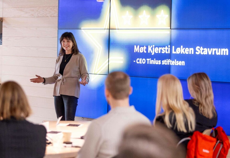 Presenterer Schibsted-eier: Daglig leder i Stiftelsen Tinius, Kjersti Løken Stavrum, opplever stor interesse for hvem som eier mediene. Hun fikk flere spørsmål om hvordan mediehusene skal bygge tillit hos leserne da hun møtte årets talentkull. Foto: Eivor Eriksen