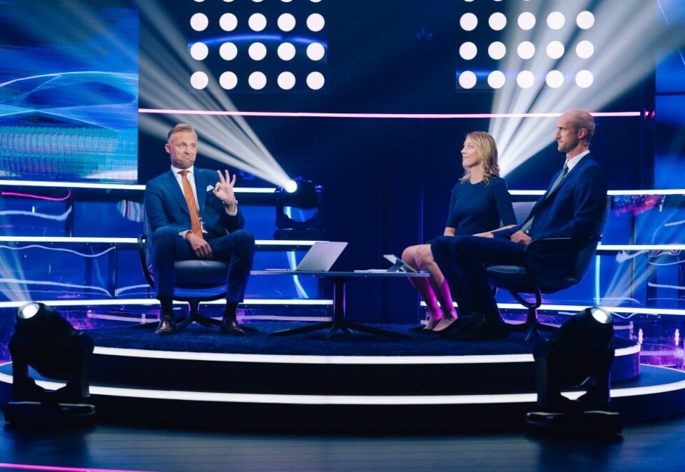 Finalefest: Studiovert Jon Hartvig Børrestad ledet gårsdagens sending på TV 2. Her med ekspertene Mina Finstad Berg og Brede Hangeland. Foto: Pål Schaathun / TV 2