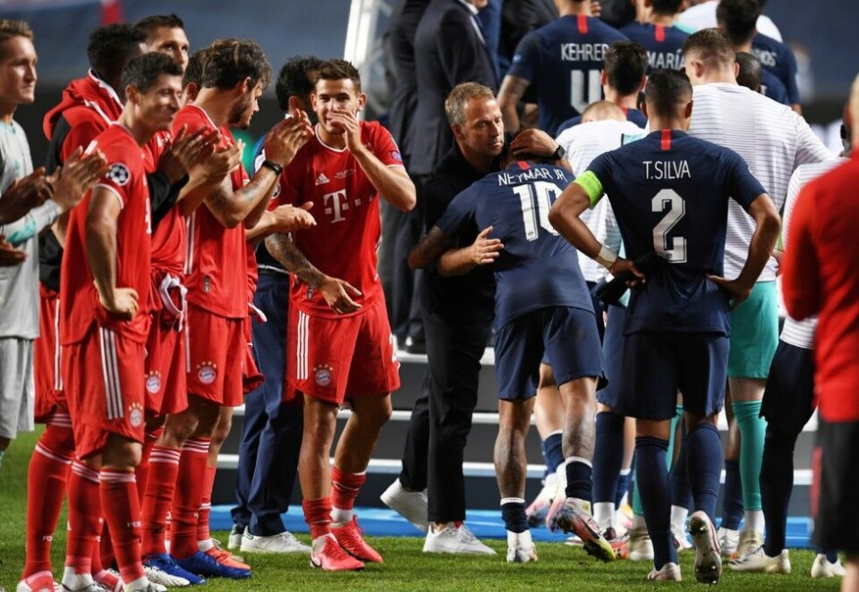 Skuffede stjerner: En skuffet Neymar får trøst av Bayern-trener Hansi Flick på vei for å motta sølv-medaljen etter kampslutt. Bak dem, PSG-kaptein Thiago Silva som spilte sin siste kamp i PSG-trøya etter åtte år i klubben. Foto: David Ramos / Pool via Reuters