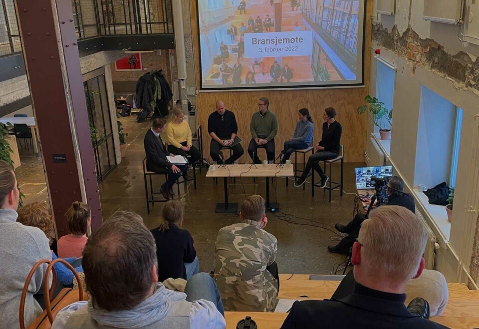 Slitne kommunikasjonsfolk: Byrålederne i Pol og Morgenstern, Therese Becke og Camilla Kim Kielland, tok utfordringen og stilite til debatt om høyt arbeidspress og ufortusigbare hverdager, Foto: Awake/Kampanje.