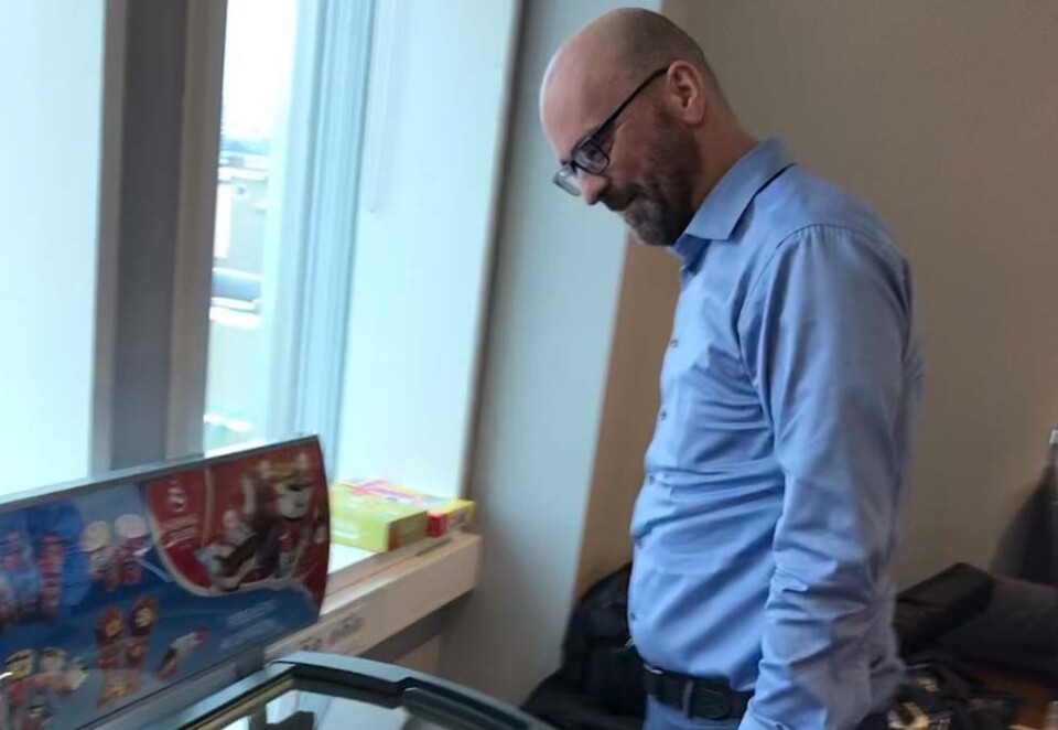 Tilbyr is: Nucleus har isprodusenten Hennig Olsen på kundelisten, og har installert en egen frysedisk der ansatte og kunder kan forsyne seg av is - selvsagt av merket Hennig Olsen. Foto: Hilde Nyman