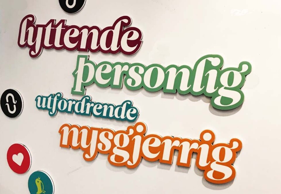 Skal lytte: Verdiordene til Nucleus - «Lyttende. Personlig. Utfordrende. Personlig» - er festet på magnettavlen på ett av de mange møterommene til byrået. Foto: Hilde Nyman