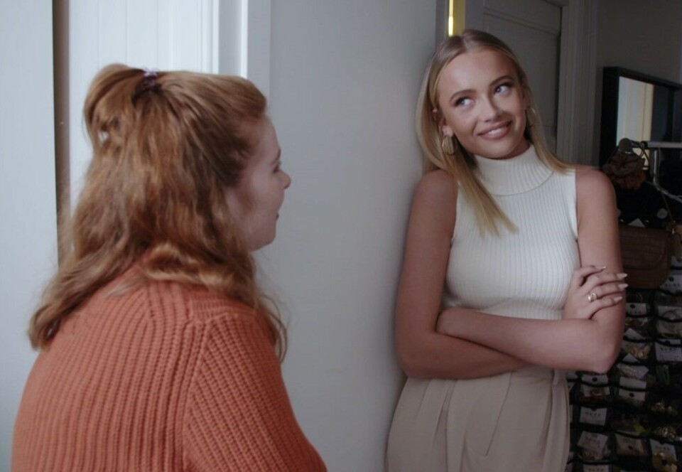 Følger influensere: I NRK Innafors influenser-dokumentar følger programleder Vilde Bratland Erikstad influencer og modell Emma Ellingsen på et fotoopptak. Hun representeres av byrået Kontent, som ifølge Erikstad var det eneste byrået som ønsket å bli fulgt i dokumentaren. Foto: NRK Innafor