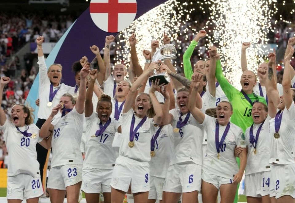 Første EM: De engelske spillerne kunne juble over seier i finalen og Englands første EM-trofé noen sinne. Foto: (AP Photo/Alessandra Tarantino)