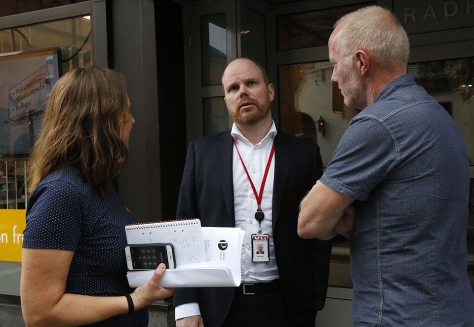 Felt av sine egne: VGs sjefredaktør Gard Steiro (i midten) i samtale med Reidun K. Nybø og Arne Jensen i Norsk Redaktørforening etter møtet. Foto: Eivor Eriksen