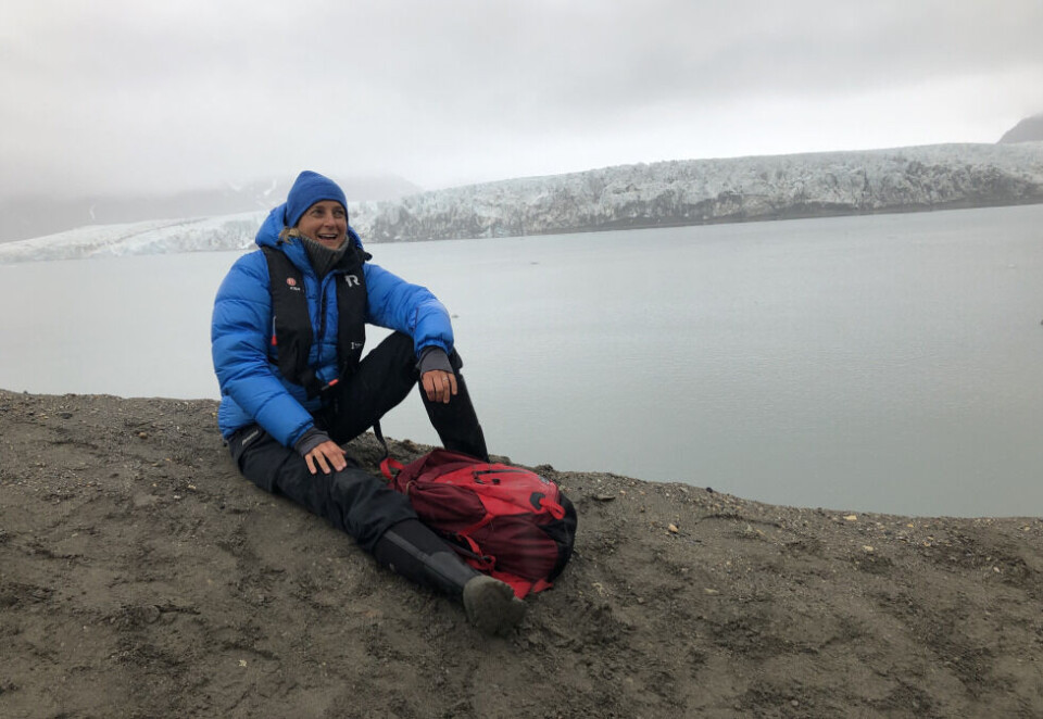 Leder klimaredaksjonen: NRK-journalist Astrid Rommentveit har det siste året ledet arbeidet med å finne ut hvordan NRK skal løfte sin klimadekning. Her avbildet på Svalbard hvor hun i august så klimaendringene på nært hold. Foto: NRK.