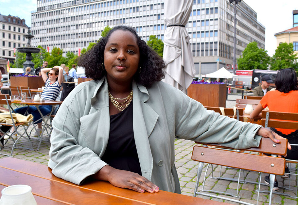 Etterlyser konkrete tiltak: Habon Beegsi gjør seg ferdig med en bachelorgrad i PR og strategi og drømmer om en karriere innenfor politisk kommunikasjon. Forskning viser at hun ikke stiller likt med sine klassekamerater i kampen om jobbene. Foto: Dag Robert Jerijervi.