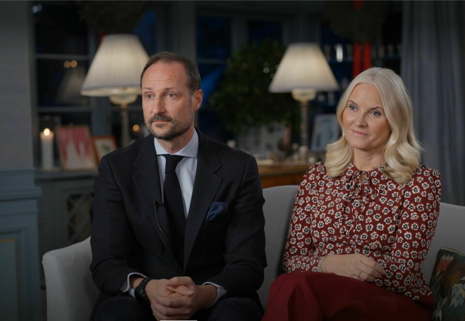 - Krevende: Kronprins Haakon og kronprinsesse Mette-Marit erkjenner at det har vært en krevende høst. - Det har vært et beintøft år, sier kronprinsesse Mette-Marit i NRK-programmet «Året med kongefamilien». Foto: NRK.