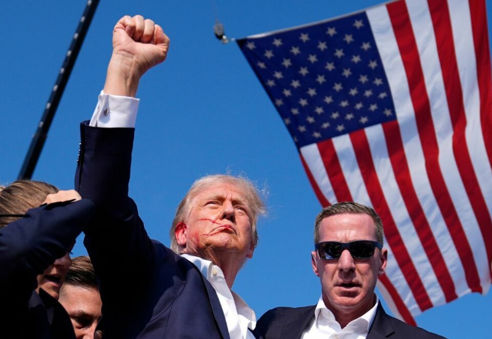 Reaksjon: Bildet av Donald Trump med blod i ansiktet, det amerikanske flagget i bakgrunnen og en knyttet neve mot publikum går nå sin seiersgang. Retorikkekspert tror Trump umiddelbart visste verdien av det som hadde skjedd. Foto: NTB.