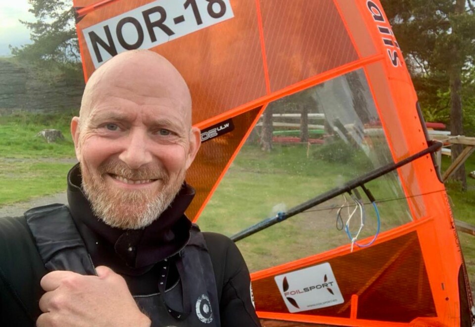 En siste seilas: Jakob Schjerven jobbet både i medier og i byråer som Mediacom før han gikk til Tine som mediesjef. Schjerven var også en ivrig brettseiler og selv etter beskjeden om kreftsykdommen, klarte Schjerven å vinne flere regattaer. Her et bilde fra det som ble Jakob Schjervens siste seilas. Foto: Privat.