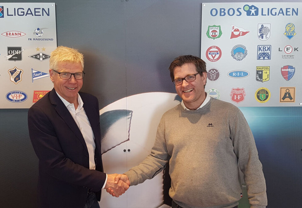 Får oppdraget: Leif Øverland i Norsk Toppfotball gir Jørgen Andreassen i Netlife Research oppdraget med å levere nye nettsider til toppklubbene. Foto: Thomas Torjusen