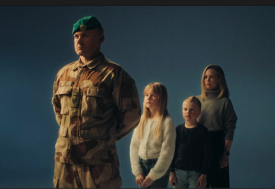 Hjemme og borte: I sine helt nye reklamefilmer snakker Forsvaret både om sikkerhet og fred og hyller både heltene på hjemmebane og ute i felten. Men pengebruken provoserer.