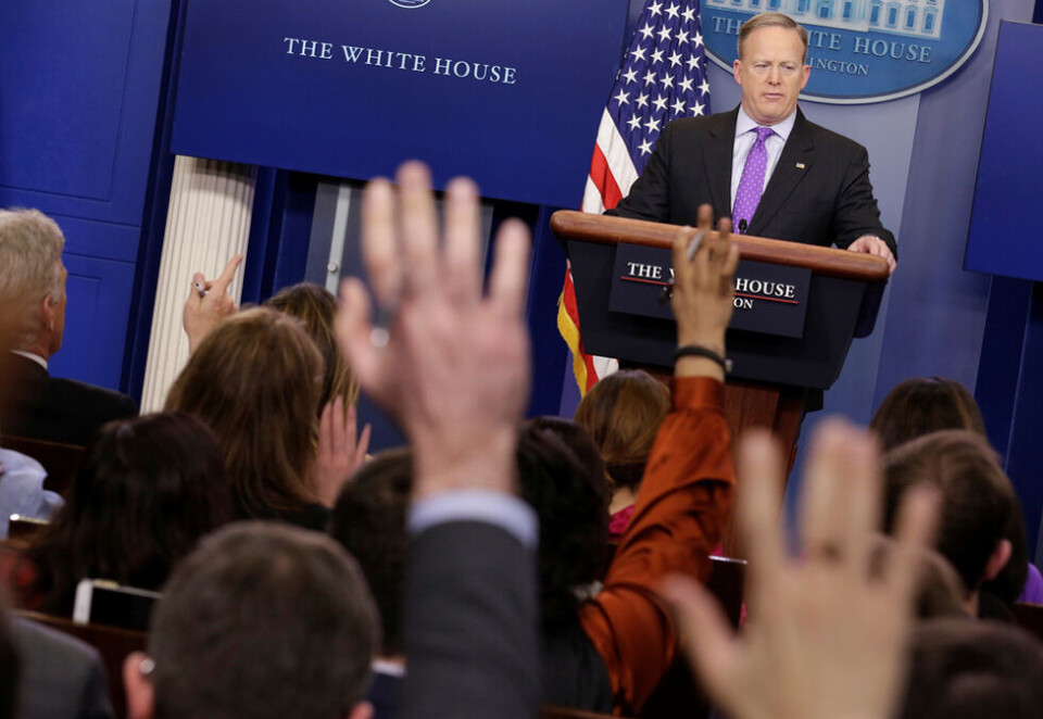 Sa nei til flere medier: Det hvite hus' pressesjef Sean Spicer forsvarer forskjellsbehandlingen. Foto: Manuel Balce Ceneta / AP / NTB scanpix