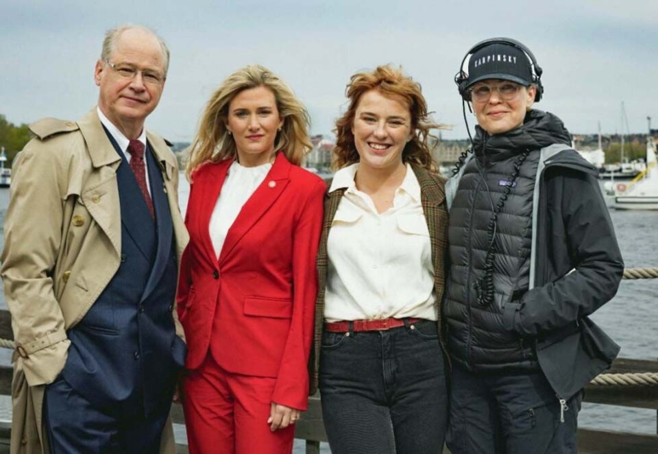Går i gang: Amazons strøemmetjeneste Prime TV presenterer i dag sin første nordiske TV-serie der blant andre Robert Gustafsson (f.v), Sissela Benn og Klara Hodell Risberg spiller. Her skuespillerne sammen med regissør Sara Haag. Foto: Amazon.