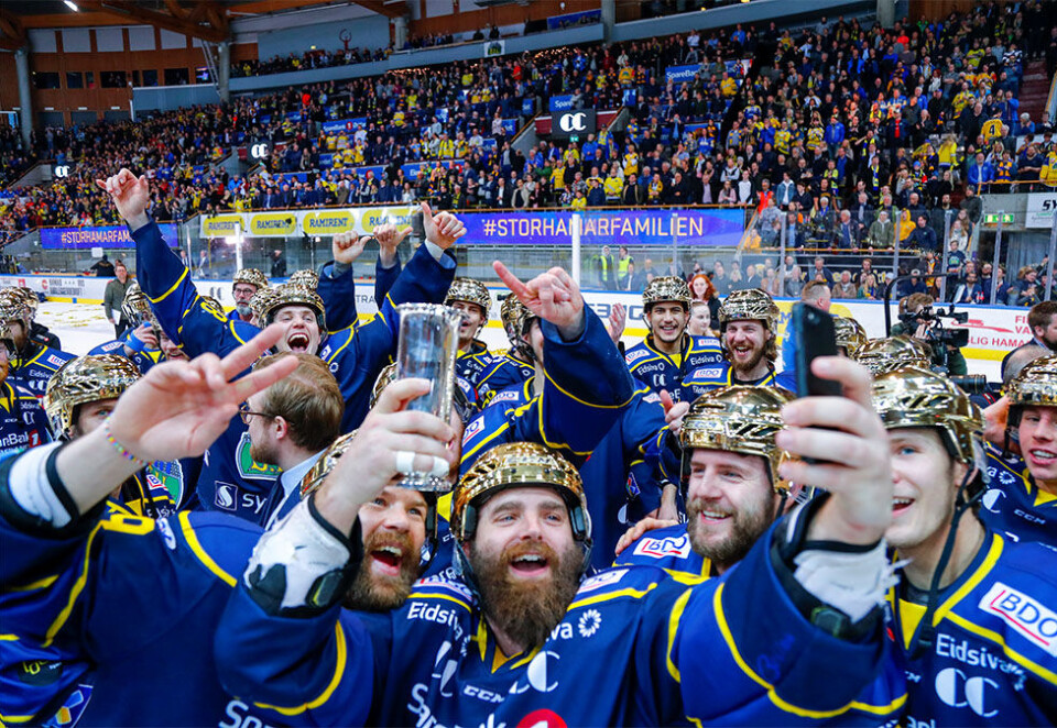 Blir på TV 2: Storhamar-spillerne jublet med kongepokalen etter at de sikret seg sin sjuende NM-tittel i ishockey da Lillehammer ble slått i finalespillet. Foto: Heiko Junge/NTB Scanpix.