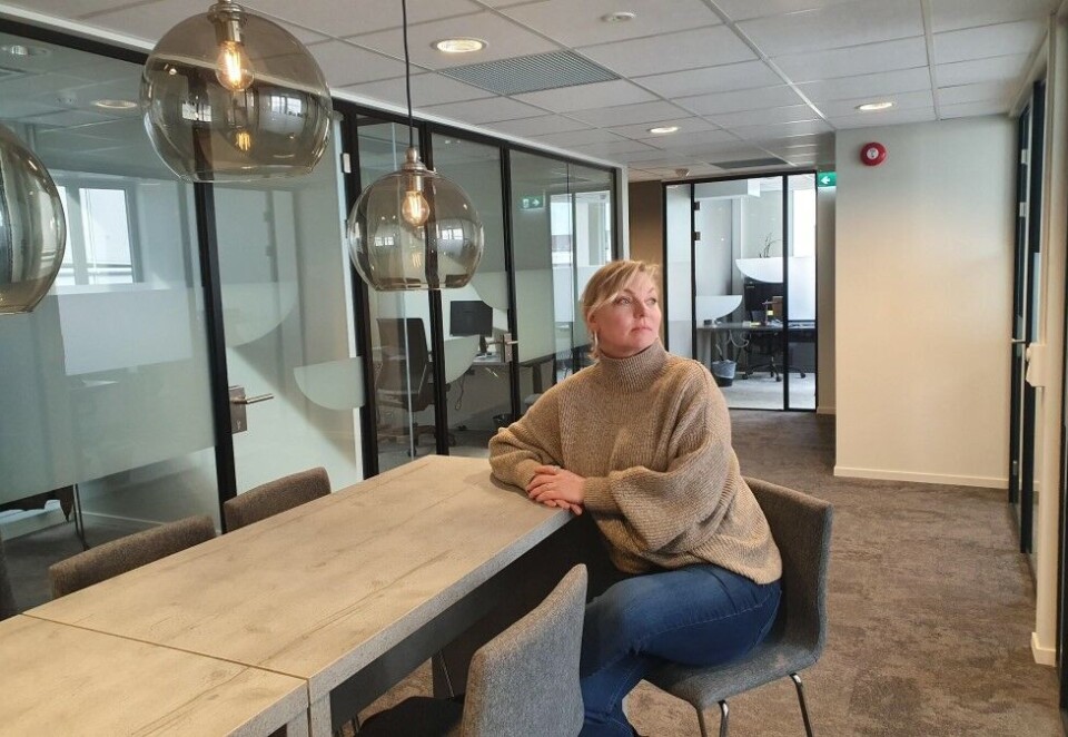 Nesten tomt: Ingunn Solli, rådgiver i Hyperredink, i et nesten tomt kontorlandskap.- Vi burde kanskje være vant til det, for det går fort unna i vår konjunkturutsatte bransje. Men dette? Dette går for fort, skriver Solli. Foto: Hyperredink.