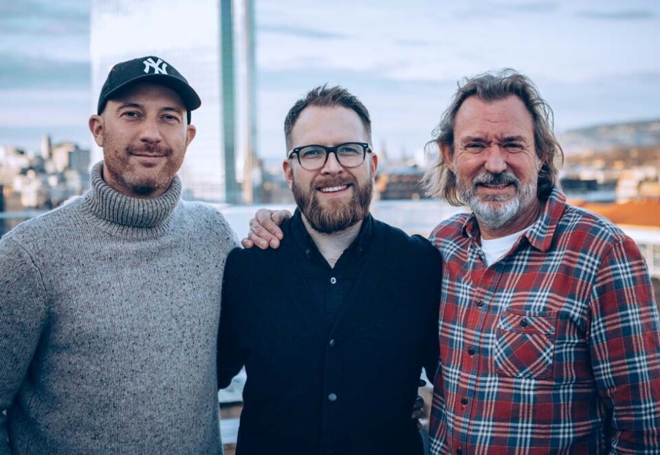 Team-arbeid: Her er tekstforfatter og konseptutvikler Ivar Vereide (til h) avbildet sammen med tekstforfatter Helge Svendsen (til v) og AD Øivind Kristiansen (midten). Foto: Dinamo