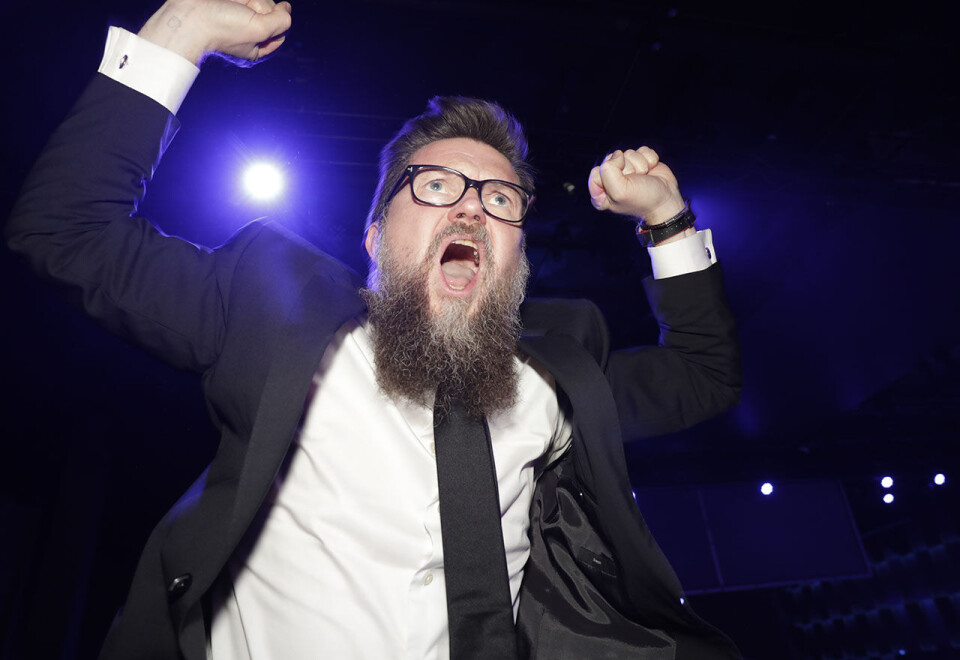 Seiersbrøl: Byråleder Hågen Pettersen i Atyp forteller at de har latt seg motivere av en fleip på Gullblyanten for to år siden. - Vi er fornøyd med svaret vårt, sier han. Her jubler han over byråets fjerde gull. Foto: Eivor Eriksen