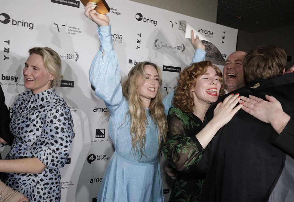 Kveldens gjeveste pris: Kreatør Rikke Sofie Jacobsen (i midten) i Pol jubler over Grand Prix for Postens reklamefilm «When Harry met Santa». Foto: Eivor Eriksen