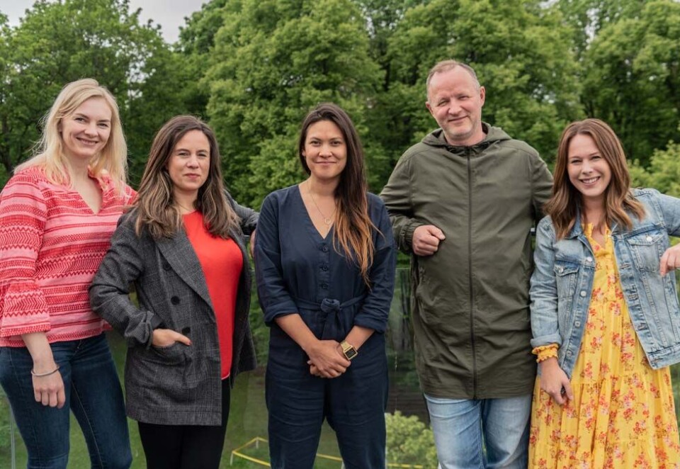 Denne femmeren er nyansatt i Anorak. Fra venstre: Maja Berthelsen, Marte Langfjæran, Louise Marie Pedersen, Stein Simonsen og Line Blokhus. Foto: Anorak