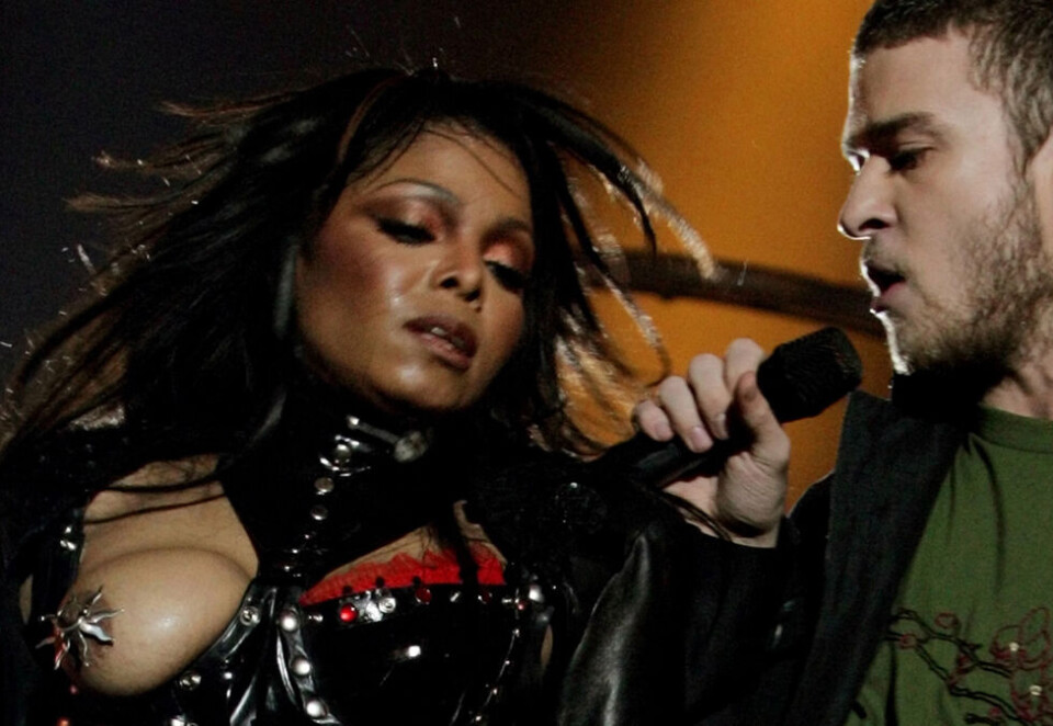Stunt ble snakkis: I 2004 sang Justin Timberlake «Rock Your Body» med Janet Jackson i Houston. Fremførelsen ble avsluttet med at Timberlake rev opp kostymet hennes og blottla det ene brystet. Stuntet ble en stor snakkis og forarget mange, mens andre bare trakk på smilebåndet. Foto: NTB Scanpix/Reuters.