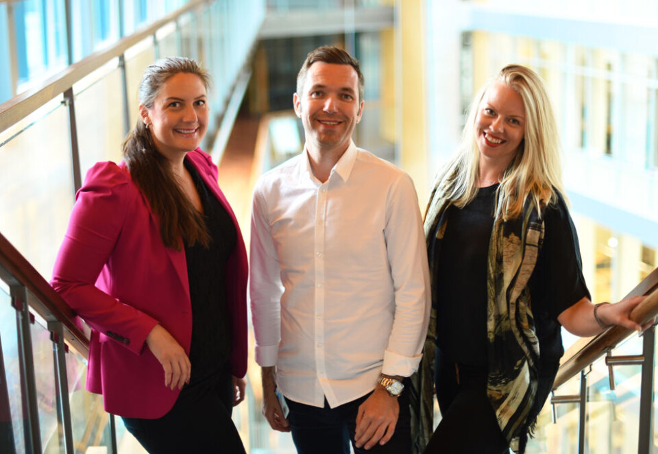 Klare for telegiganten: Marte Ruud Sandberg, Marius Tetlie og Caroline Lunde er de tre nyeste tilskuddene i Telenor Norges kommunikasjonsavdeling. Foto: Telenor.