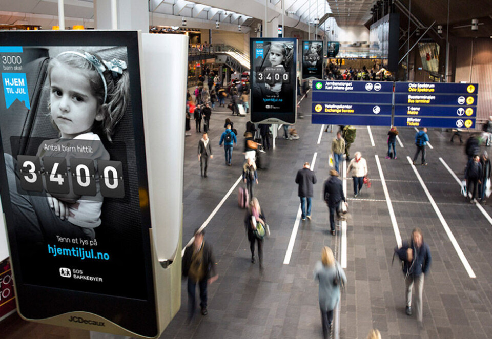 Traff med julekampanje: Også utendørskanalen digitaliseres som her på Oslo Sentralbanestasjon. Rett før jul i år hadde SOS Barnebyer en julekampanje som skulle gi 3000 omsorgsløse barn et trygt hjem innen jul.