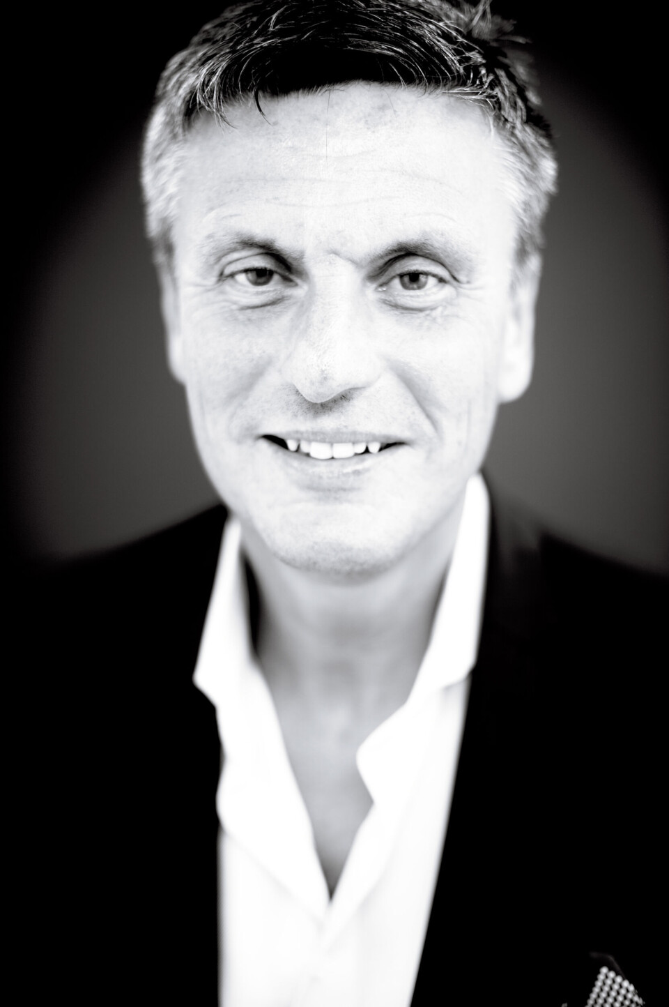 PÅ TOPPEN: Roger Hansen regjerer på toppen av mediekonsernet Aller i Norge.SEKS KJAPPE: – Hva inspirerer deg på jobb?– Utfordringer, samt kolleger som tar ansvar og leverer– Hva inspirerer deg privat?– Reiser og treningsturer med kona, samt hyggelig samvær med familie og/eller venner.– Favoritt tv-program?– TV 2-nyhetene kl. 21.00. Jeg er for øvrig Netflix-frelst.– Favorittreklame?– «It makes your house bigger» – Volkswagen reklame (bobla) fra 60-årene i USA.– Favorittnettsted?– Kampanje.com– Favorittsitat?– «Gresset er ikke grønnere på andre siden av gjerdet, men kanskje litt saftigere… til å begynne med».