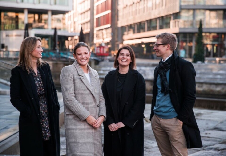 Nye i Sannum & Bergestuen: Eva Sannum (til venstre) og Svein Tore Bergestuen sammen med sine to nyeste ansatte, Vilde T.Coward og Maria Nakken. - Jeg håper å kunne styrke selskapets portefølje med min kompetanse, sier den nye sjefen byrået, Vilde Coward. Foto: Tobias Myklebust Fjeldheim.