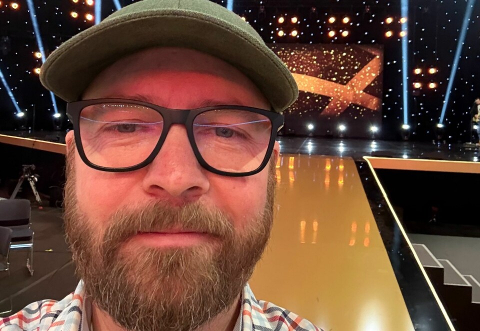 - Rår ikke over været: Prosjektleder for Idrettsgallaen, Stian Malme, foran scenen i Trondheim Spektrum. - Været rår vi ikke over, slår prosjektlederen fast. Foto: Privat