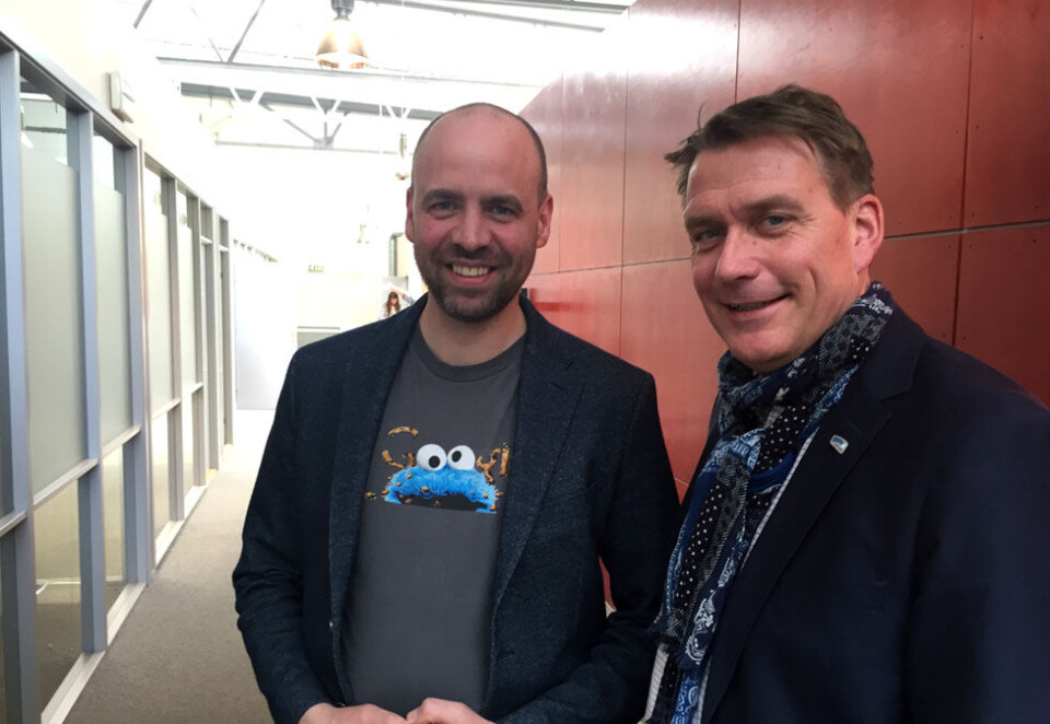 Krangler om tv-avtalen: – Arild Grande (til venstre) må roe seg litt ned og lese hva han selv var med på å få gjennom i Stortinget, sier Høyres mediepolitisk talsperson Kårstein Eidem Løvaas. Her er de to rivalene avbildet under en debatt om mediepolitikk på Kampanjes podkast sist fredag. Foto: Dag Robert Jerijervi.