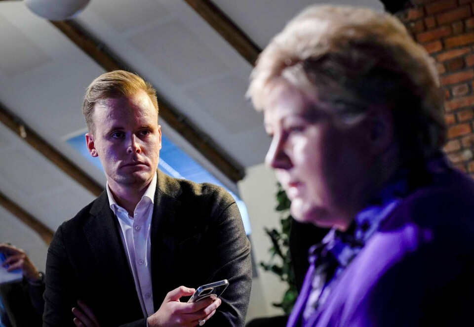 I kulissene: Pressesjef Cato Husabø Fossen var ikke langt unna da Høyre-leder Erna Solberg møtte pressen i forbindelse med ektemannen Sindre Finnes aksjehandel i årene hun var statsminister. Foto: Heiko Junge/NTB