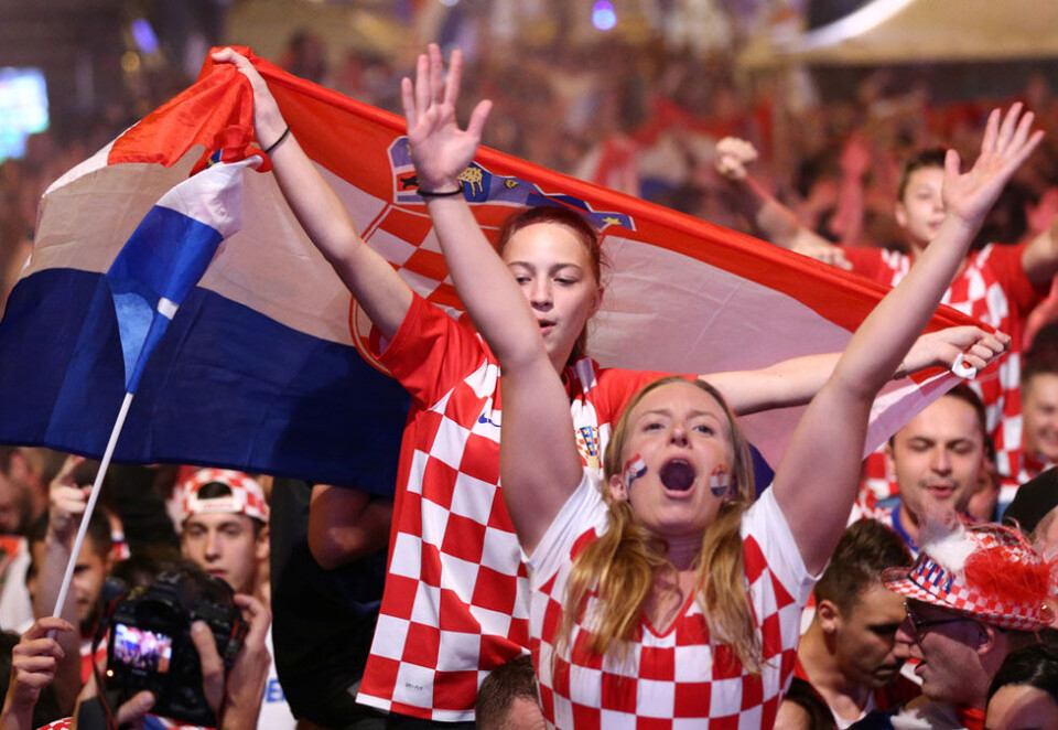 Jubelscener: Kroater i Zagreb jublet under semifinalen mot England onsdag kveld. Under VM-kampene dukker attraktive kvinner på tribunene stadig opp på tv-skjermene, noe det internasjonale fotballforbundet vil ha slutt på. Foto: Reuters.