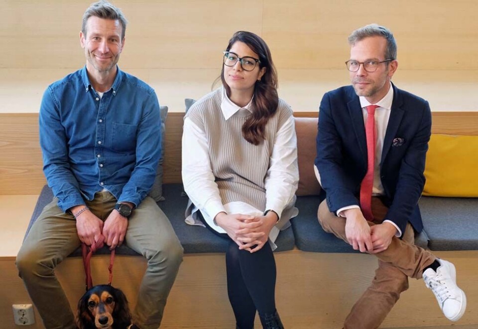 Henter reklamemann: Designit lover økt satsing på markedsføringstjenester og vil samtidig bli mer bærekraftig. Nå henter de tidligere reklamesjef Anders Waage og gir Pardis Shafafi en ny rolle som sjef sjef for bærekraft. Her sammen norgessjefen Niklas Mortensen og mellom bena til Waage lille Nani som også blir med på lasset.